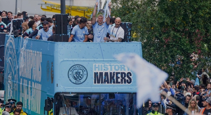 Man City-fans fejrer Premier League-trofæet med blå parade